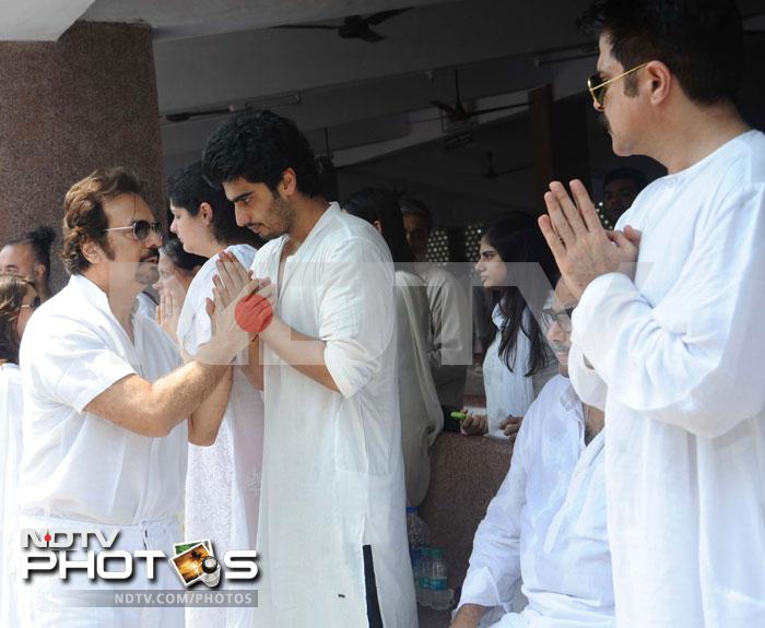 Akbar Khan consoles Arjun Kapoor as Anil Kapoor looks on.