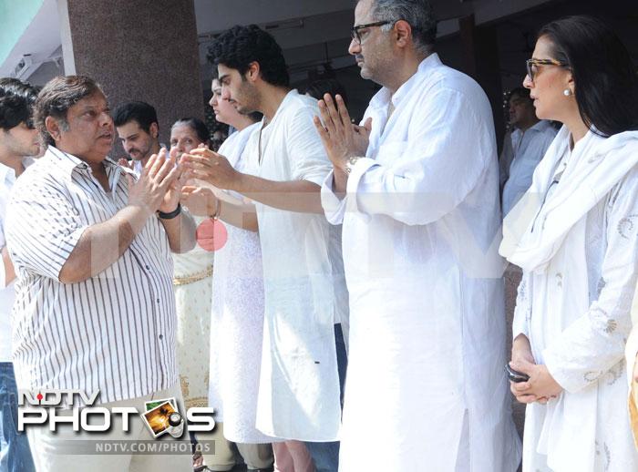 David Dhawan greets Boney Kapoor. Also seen in this picture are Arjun Kapoor and Sunita Kapoor.