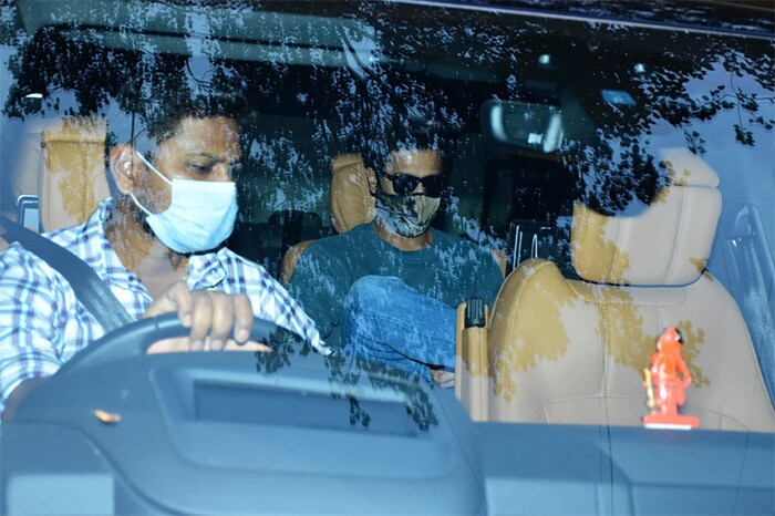 Vicky Kaushal was spotted at Katrina Kaif's house in Bandra. The duo will reportedly get married in Rajasthan in the second week of December.(Pic courtesy: Varinder Chawla)