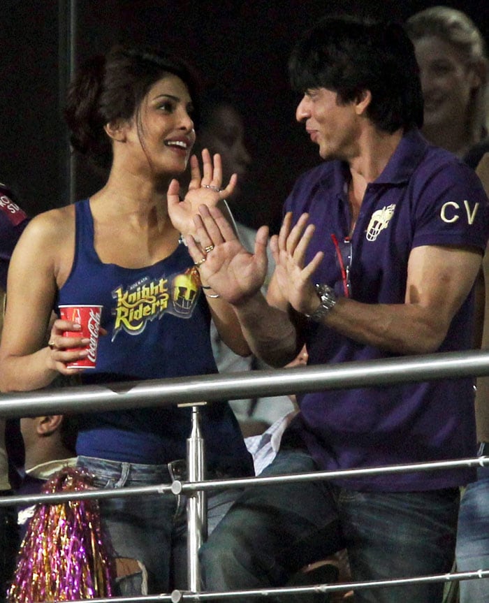 Priyanka joined her celeb crush SRK at the stadium. We love her no make-up look and that toned body!