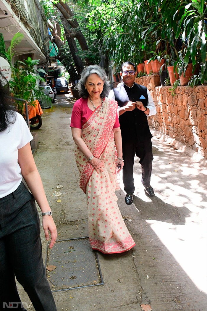 Sharmila Tagore was seen smiling for the paps. Image courtesy-Varinder Chawla)