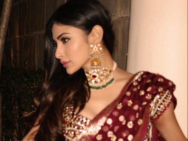 बेहद हसीन है मौनी राय का saree girl लुक