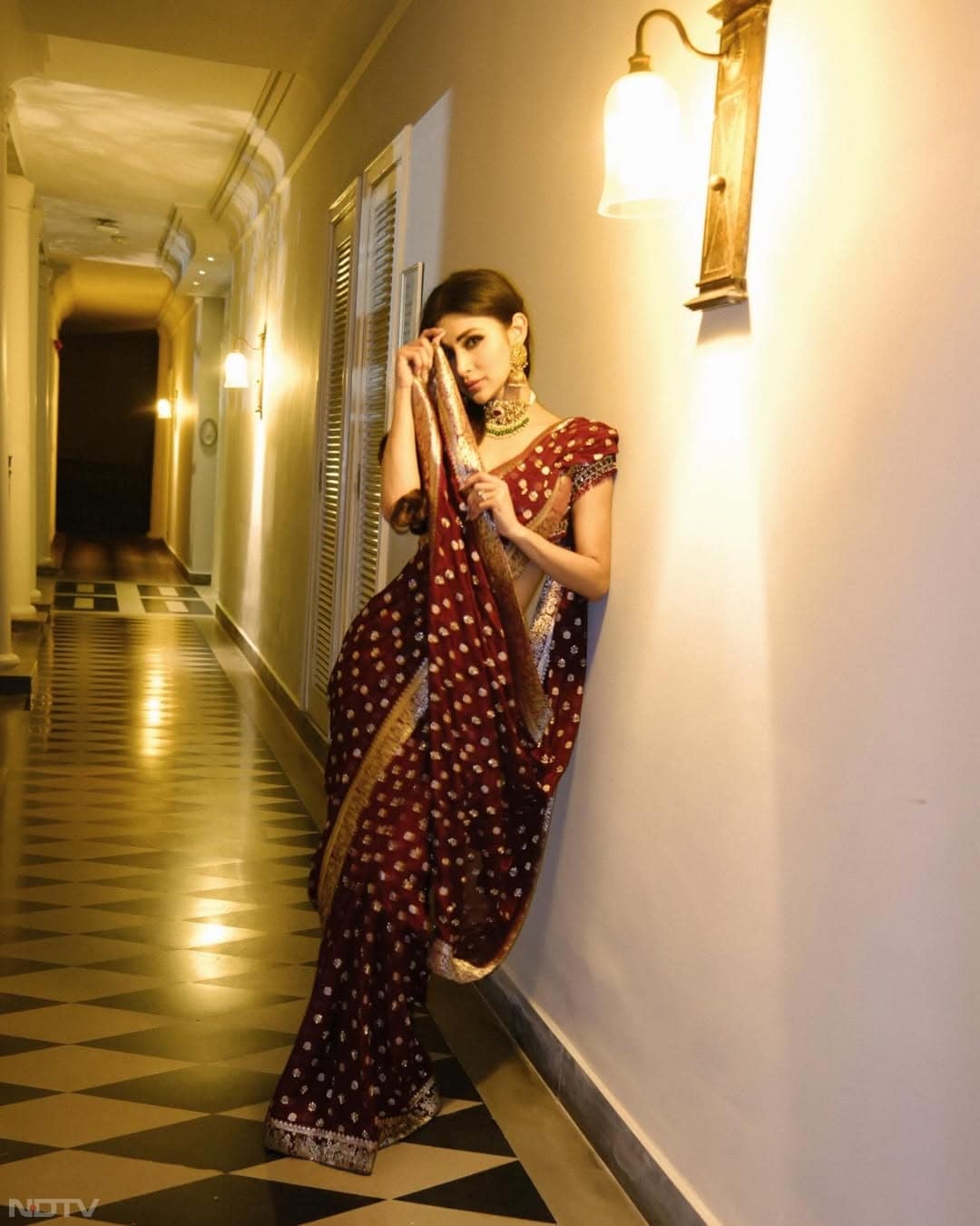 इन तस्&zwj;वीरों में वे लाल रंग की साड़ी में नजर आ रही हैं. imouniroy/Instagram