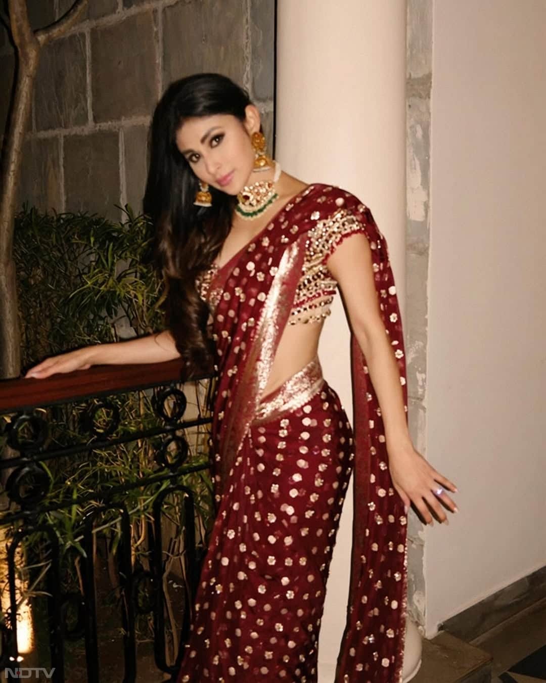 मल्टिकलर चोकर और झुमके उनके लुक को कंप्&zwj;लीट कर रहे हैं. imouniroy/Instagram