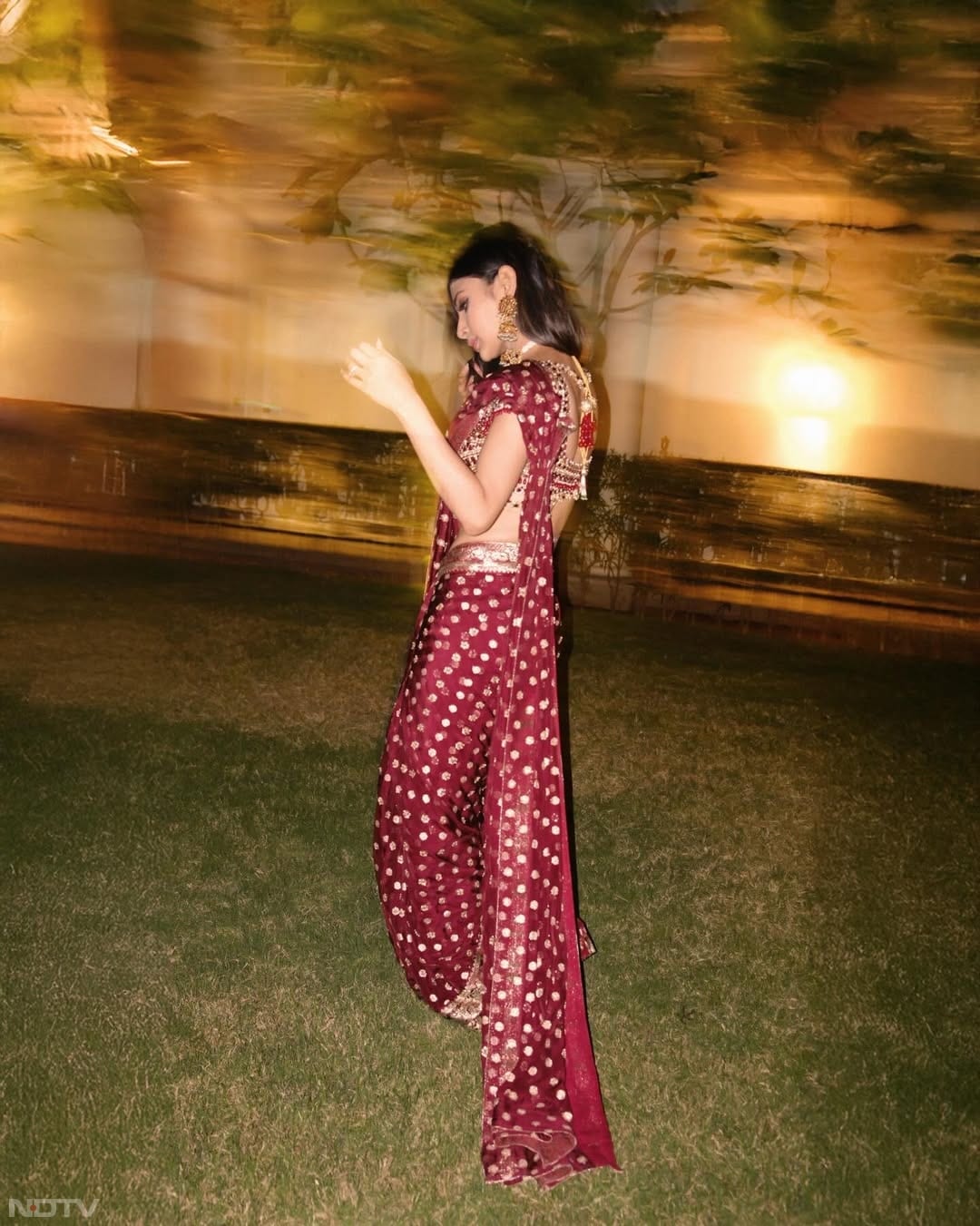 मौनी ने साड़ी का पल्&zwj;लू लंबा रखा है जो साड़ी को मॉडर्न टच देता है.  imouniroy/Instagram