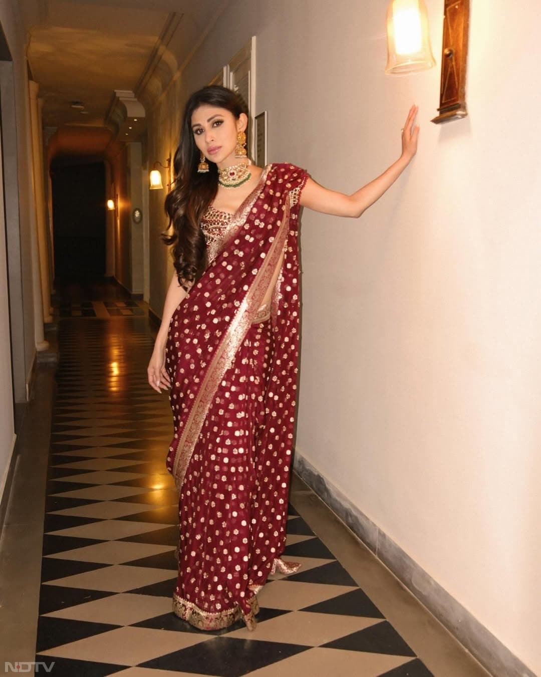 उनकी ये तस्&zwj;वीरें फैंस को काफी पसंद आ रही हैं. imouniroy/Instagram