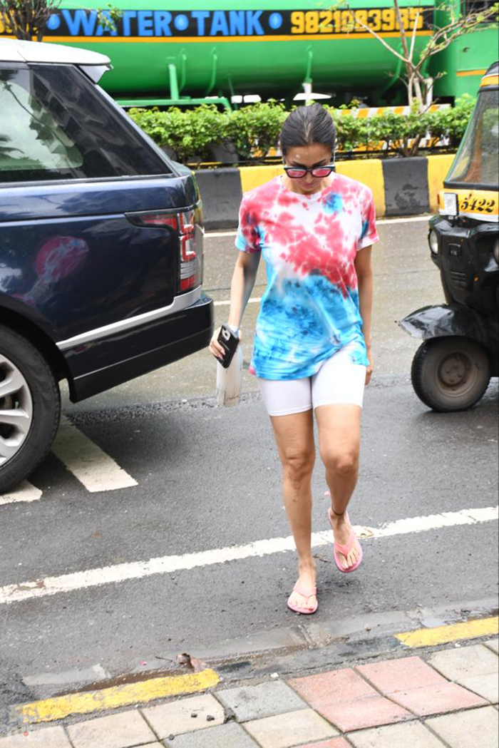 Malaika picked up a tie-dye t-shirt for her workout regime. (Image Courtesy: Varinder Chawla)