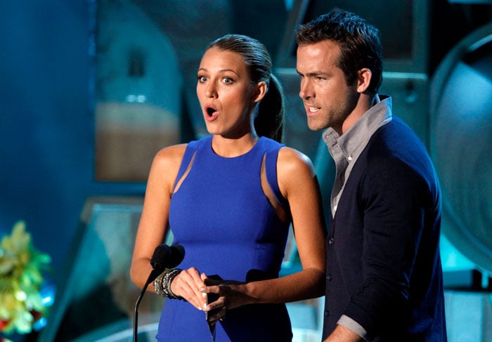 Fashionista Blake Lively and the sexy Ryan Reynolds presented the award for Best Kiss to Robert Pattinson and Kristen Stewart at the MTV Movie Awards.