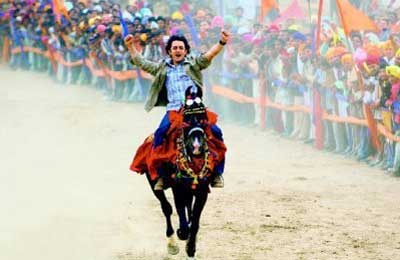 A 95 member team is going to watch the UTV film Rang De Basanti in the foreign language film category on July 27 at the Clarity Screening Theatre in Beverly Hills, Los Angeles.Ronnie Screwvala and Rakeysh Mehra will be present and the screening will be followed by dinner.The Hollywood Foreign Press Association screens films through the year before arriving at the nominations decision and announcement towards the end of the year.(Indiafm.com)