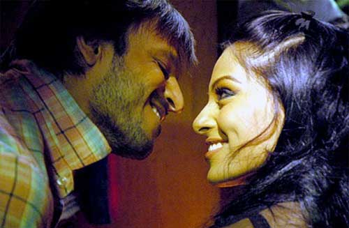 After the success of Maqbool, director Vishal Bhardwaj is now ready with his second film based on a Shakespeare play. Omkara, starring a huge cast that include Ajay Devgan, Saif Ali Khan, Vivek Oberoi, Kareena Kapoor, Bipasha Basu and Konkana Sen, is an adaptation of Othello, set in rural Uttar Pradesh.(Indiafm.com)