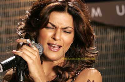 Producer Anuradha Prasad of B.A.G. Films Ltd. launched the music of her first feature film ZINDAGGI ROCKS at a glittering event on August 23 at Taj Lands End, Bandra. The event witnessed a stunning performance by Sushmita Sen. She entered with a bang to the tunes of 'Humko Choone Paas Aayiye' and pulled Shiney Ahuja on stage so that the duo could rule the show together. The guitar, which has been used throughout the film, was used for live performance and the audiences couldn't have enough of it.