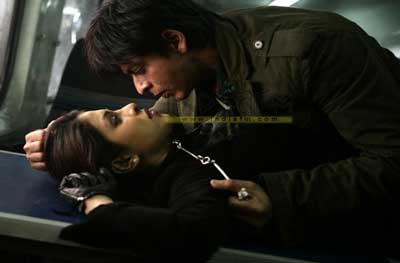 Not many know that DON is among the few Bollywood flicks to boast of Hollywood technicians, which explains its young, slick and stylish look on the telly-tube these days. For the Special Effects Supervision & 2nd Unit Direction, producer Ritesh Sidhwani and director Farhan Akhtar roped in Angelo Sahin, who is behind major American films like Scooby Doo, Mission: Impossible II and Ghost Ship.