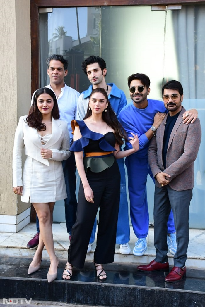 अदिति राव हैदरी और अपारशक्ति खुराना ने फिल्म की टीम के साथ पोज़ दिए.(फोटो: वरिंदर चावला)