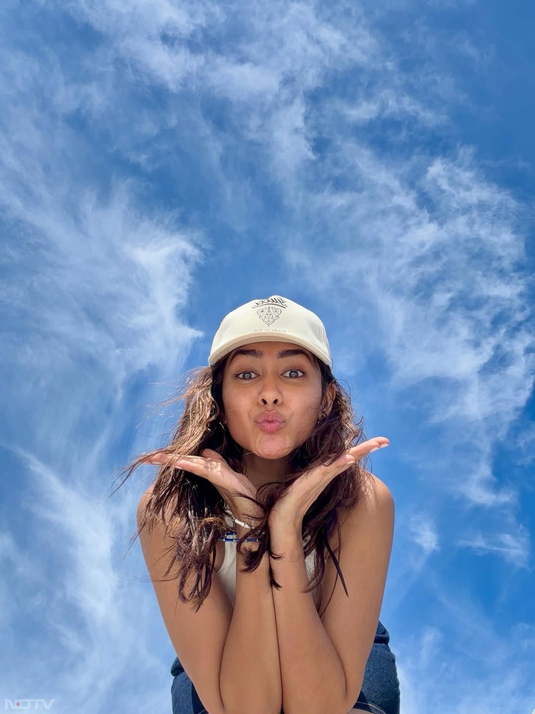 मृणाल सोशल मीडिया पर भी काफी एक्टिव हैं और तस्&zwj;वीरें शेयर करती रहती हैं. mrunalthakur/Instagram