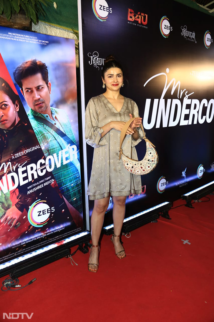 ‘Mrs Undercover' screening: स्क्रीनिंग में नज़र आए आमिर अली, राधिका आप्टे और प्राची देसाई