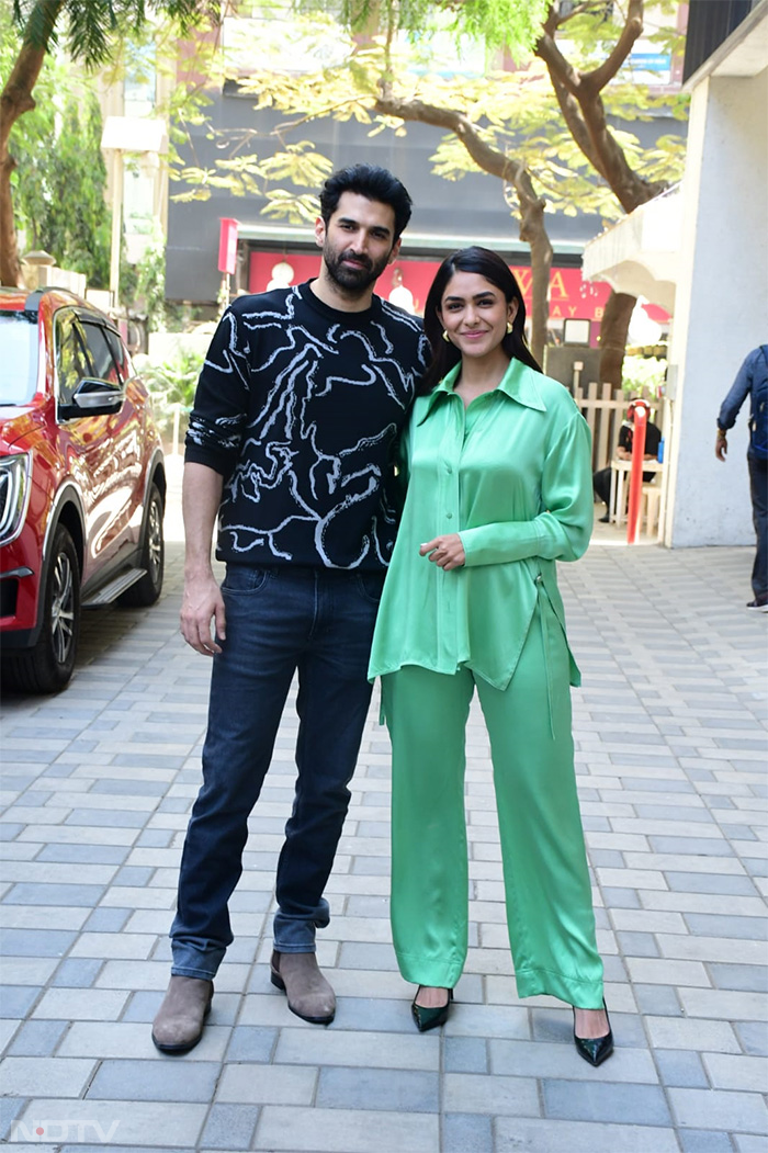 <i>Gumraah</i> co-stars Mrunal Thakur and Aditya Roy Kapur were pictured during their film promotions in Mumbai. (Image courtesy: Varinder Chawla)