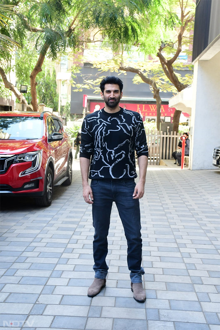 Keeping it casual and cool, Aditya Roy Kapur posed for the cameras. (Image courtesy: Varinder Chawla)