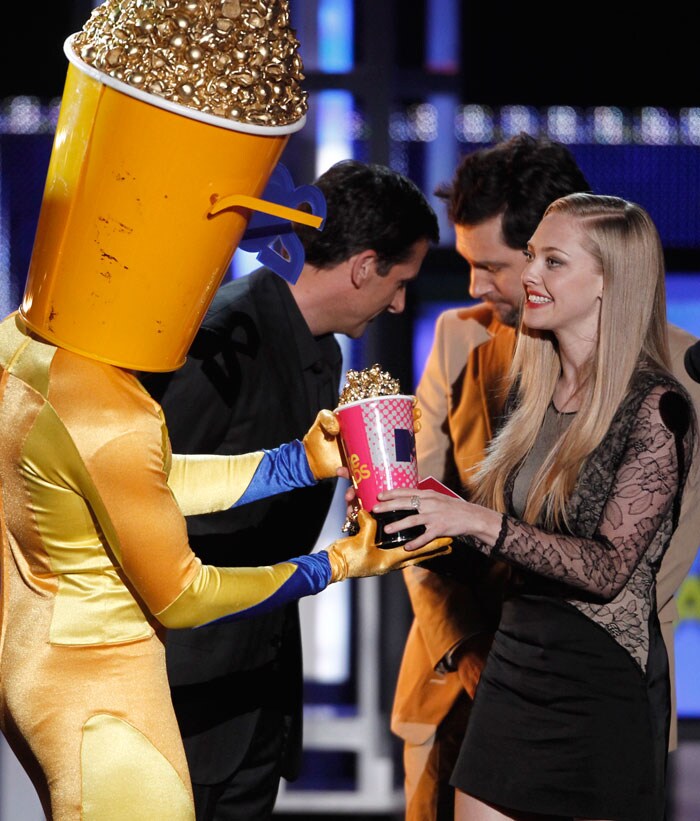 Sandra kisses Scarlett at MTV Movie awards