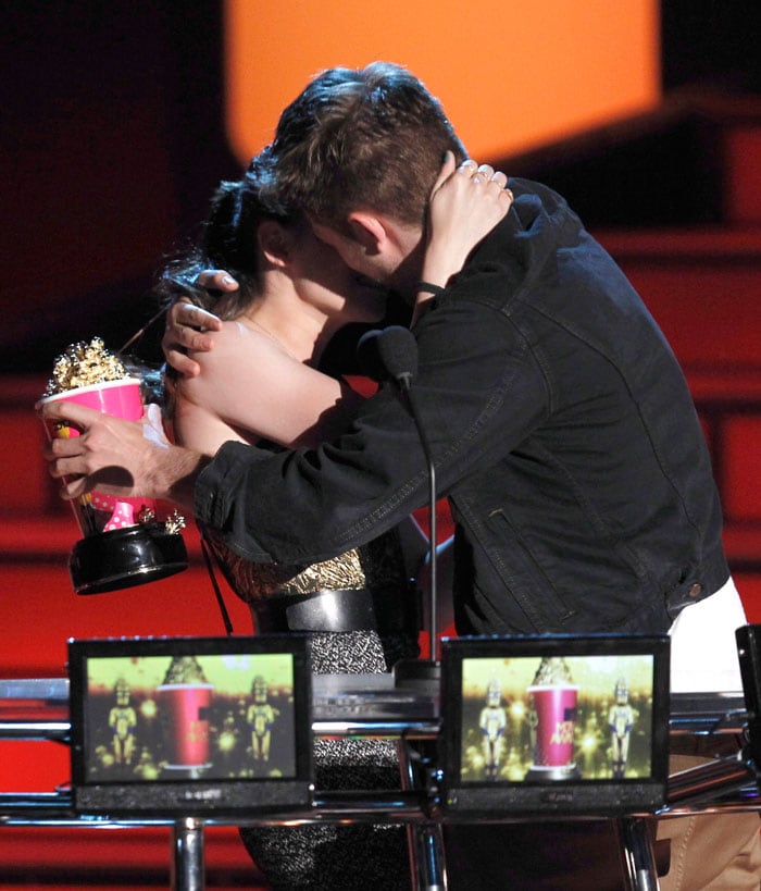 Sandra kisses Scarlett at MTV Movie awards