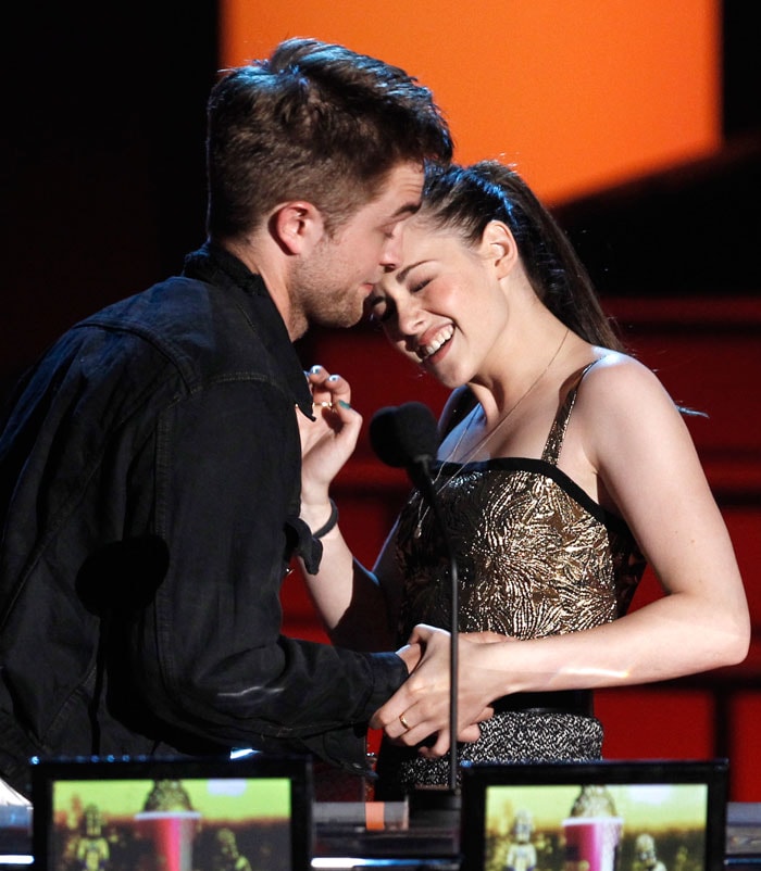 Sandra kisses Scarlett at MTV Movie awards