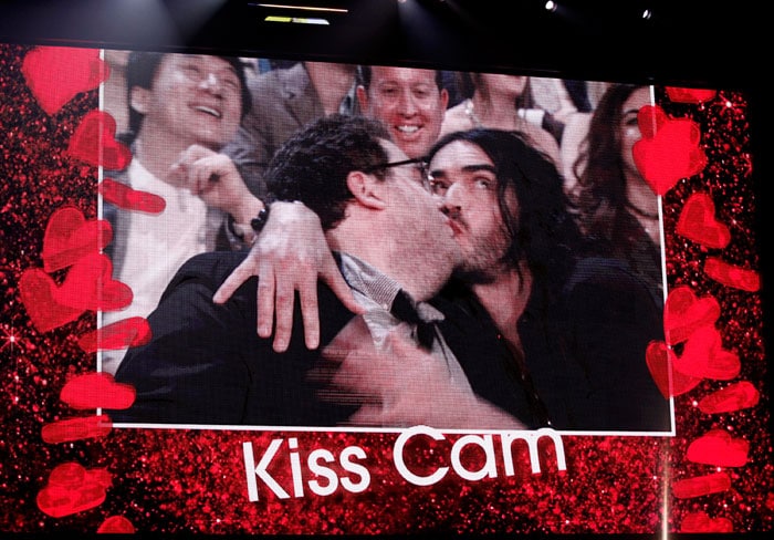 Sandra kisses Scarlett at MTV Movie awards