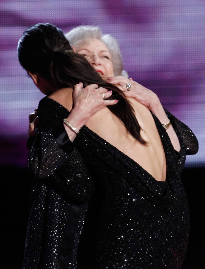 Sandra kisses Scarlett at MTV Movie awards