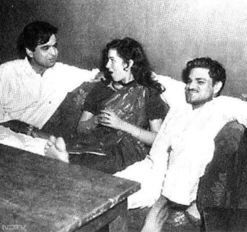 फिल्म की शूटिंग 1950 के आसपास शुरू हुई, लेकिन ढेरों मुश्किलें आईं.  शीश महल सेट बनाने में ही दो साल लग गए. इस सेट को रोशन करने के लिए 500 ट्रकों के हेडलाइट्स और सैकड़ों रिफ्लेक्टर्स का इस्तेमाल किया गया.