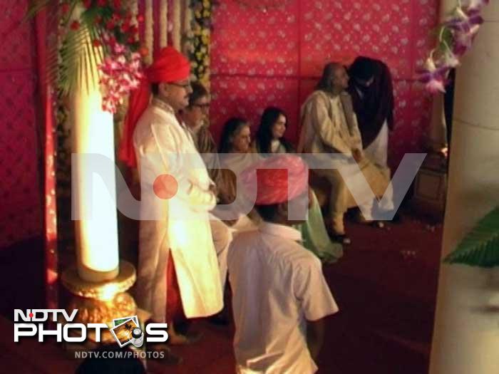 Amitabh Bachchan at the wedding of Mulayam Singh Yadav\'s son