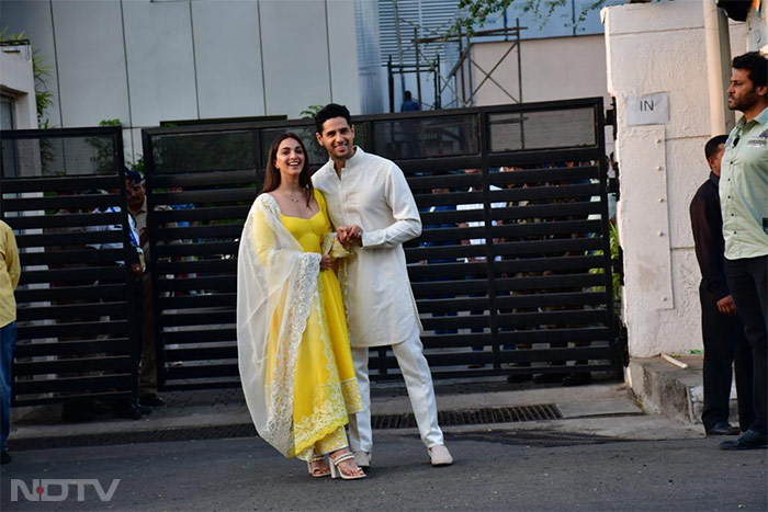 The star couple greeted the paparazzi with bright smiles.(Image courtesy: Varinder Chawla)