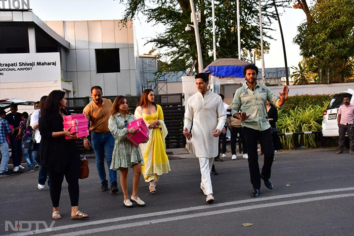 Kiara Advani and Sidharth Malhotra distributed sweets to the paparazzi in Mumbai. (Image courtesy: Varinder Chawla)