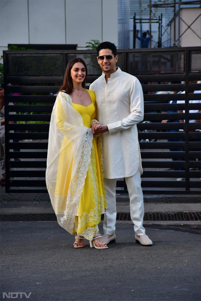 Both Kiara Advani and Sidharth Malhotra wore outfits designed by Manish Malhotra. (Image courtesy: Varinder Chawla)