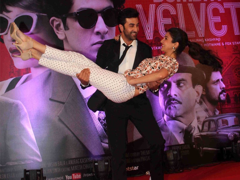 Photo : Ranbir Sweeps Anushka Off Her Feet, Smooth as Velvet