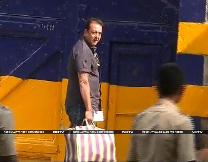Sanjay Dutt returns to jail, Maanyata goes till gate