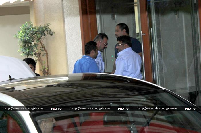 Sanjay Dutt Returns Home, on 30 Day Parole From Jail For Daughter\'s Surgery