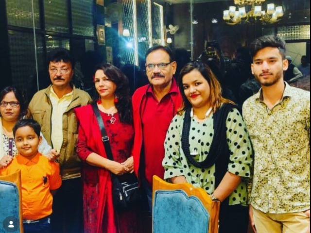 पीछे छोड़ गए भरा-पूरा परिवार, देखिए मुश्ताक खान की पत्नी और बेटों की तस्वीर