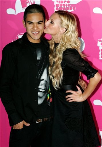 Ashlee Simpson kisses boyfriend Braxton Olita as they arrive for the MTV Australia Music Video Awards in Sydney, Australia.