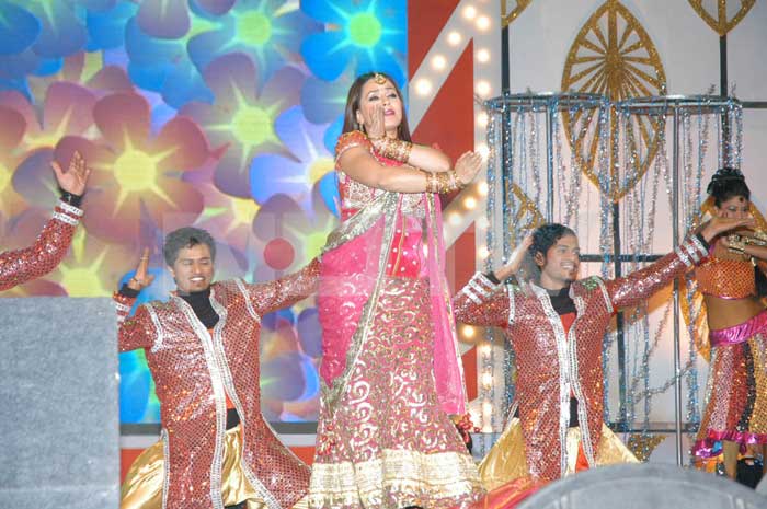 Namitha performs at TSR-TV9 Film Awards