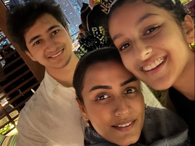नम्रता शिरोड़कर ने फैमिली के साथ मनाया नया साल, दूसरी फोटो में बेटी पर प्यार लुटाते दिखेंगे महेश बाबू