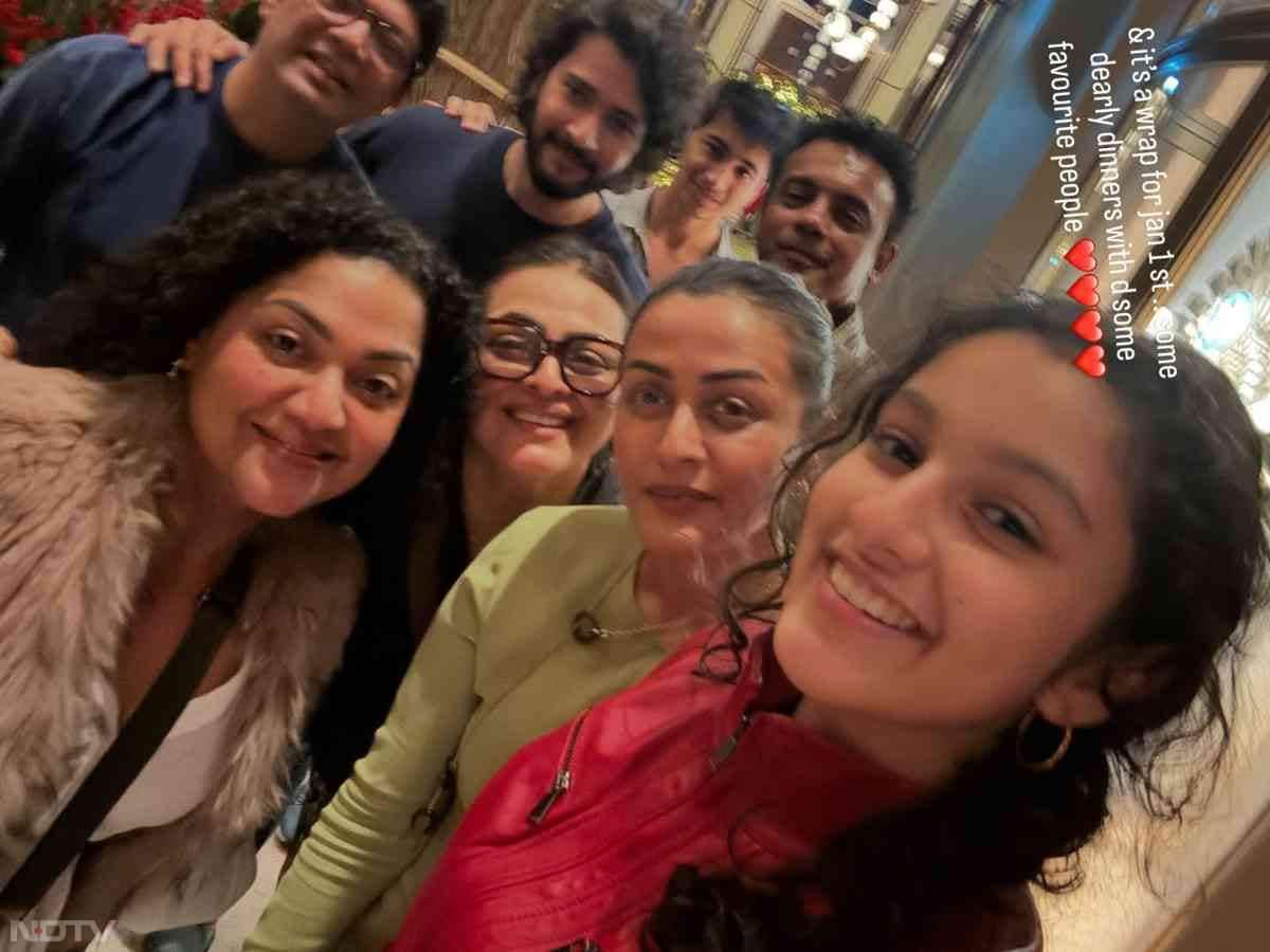 एक्ट्रेस नम्रता शिरोड़कर के न्यू ईयर सेलिब्रेशन में उनकी बहन शिल्पा शिरोड़कर भी शामिल हुई थीं.