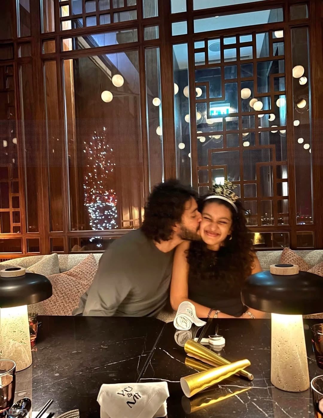 कुछ तस्वीरों में महेश बाबू बेटी सितारा के साथ मस्ती करते हुए नजर आ रहे हैं और प्यार लुटा रहे हैं.