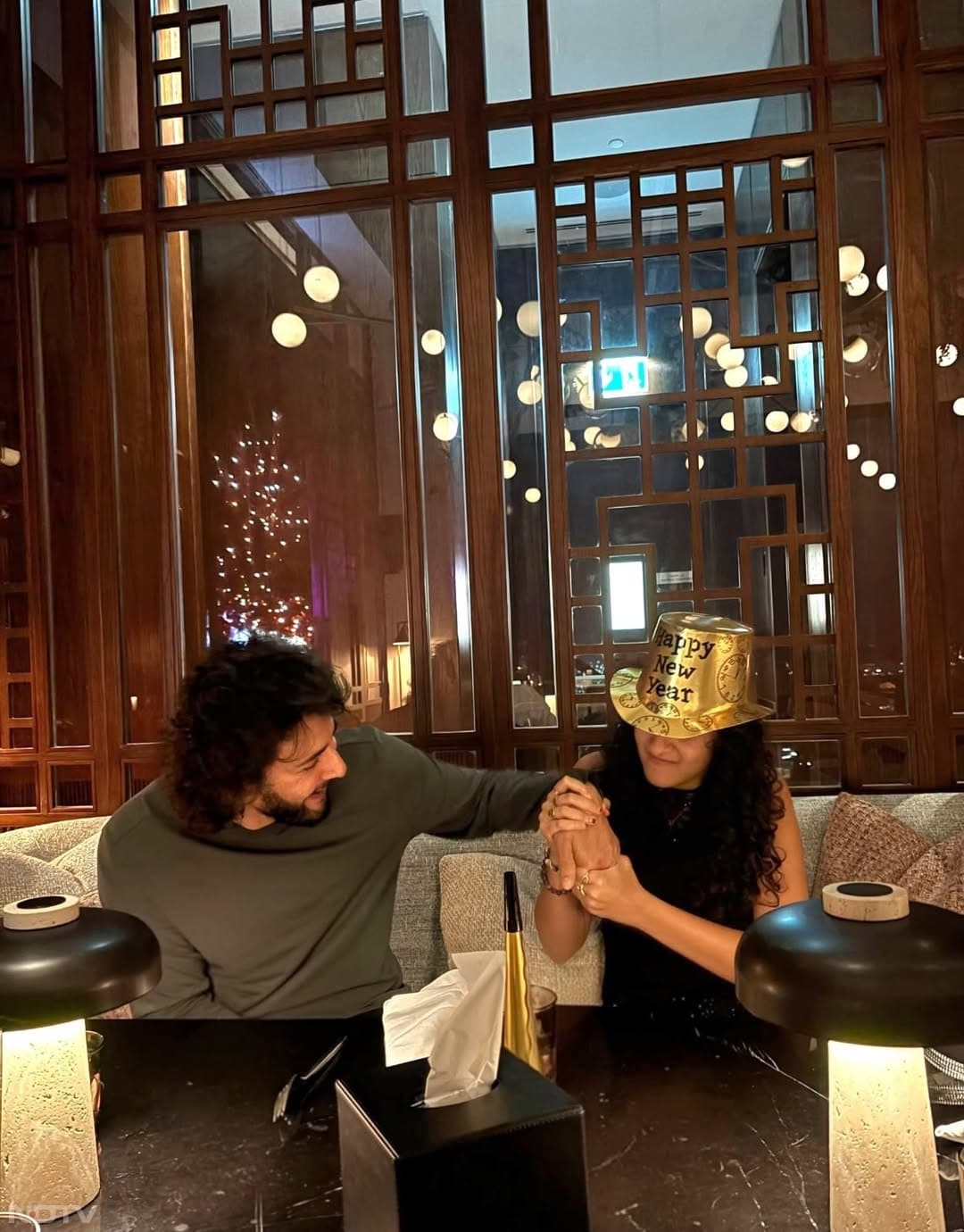 इन तस्वीरों के साथ एक्ट्रेस ने कैप्शन में लिखा, आशीर्वाद , परिवार के साथ औ खुले दिल के साथ 2026 का वेलकम करते हुए इंतजार कर रही हूं.