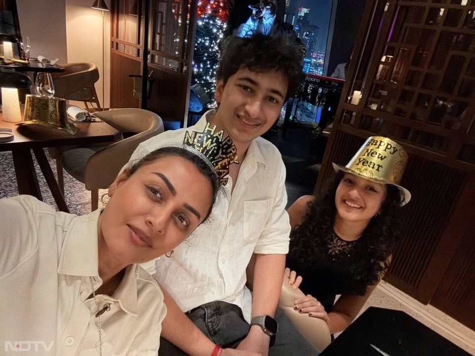 नम्रता शिरोड़कर के परिवार के अलावा तस्वीरों में शिल्पा शिरोड़कर की फैमिली भी नजर आ रही है.