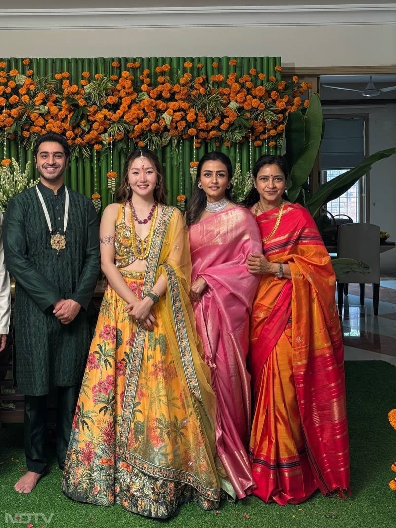 जो लोग नहीं जानते उन्हें बता दें कि नम्रता शिरोड़कर की ननद और महेश बाबू की बहन पदमावती घट्टामनेनी हैं, जिनके दो बेटे अशोक और सिद्धार्थ हैं.