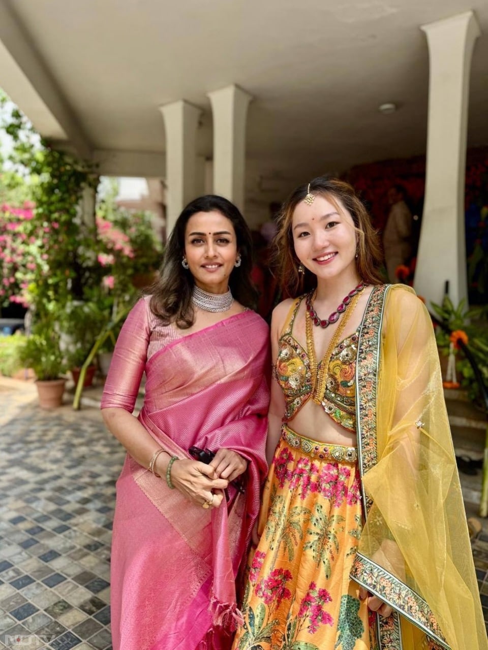 तस्वीरों की बात करें तो ननद और परिवार की लेडीज के साथ नम्रता शिरोड़कर को एन्जॉय करते हुए देखा जा सकता है. जबकि होने वाली बहू के साथ भी वह पोज देती हुई नजर आ रही हैं.