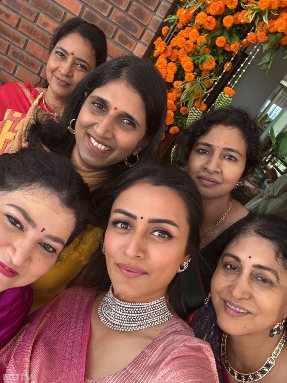 इस पोस्ट के साथ नम्रता शिरोड़कर ने कैप्शन में लिखा, जश्न शुरू होने दें... 
खूबसूरत जोड़ी को ढेर सारा प्यार, खुशियां और साथ मिलकर जिंदगी भर की बेहतरीन यादें बनाने की शुभकामनाएं. उम्मीद है कि यह नया अध्याय वैसा ही हो जैसा आपने सपना देखा था और उससे भी कहीं बेहतर.