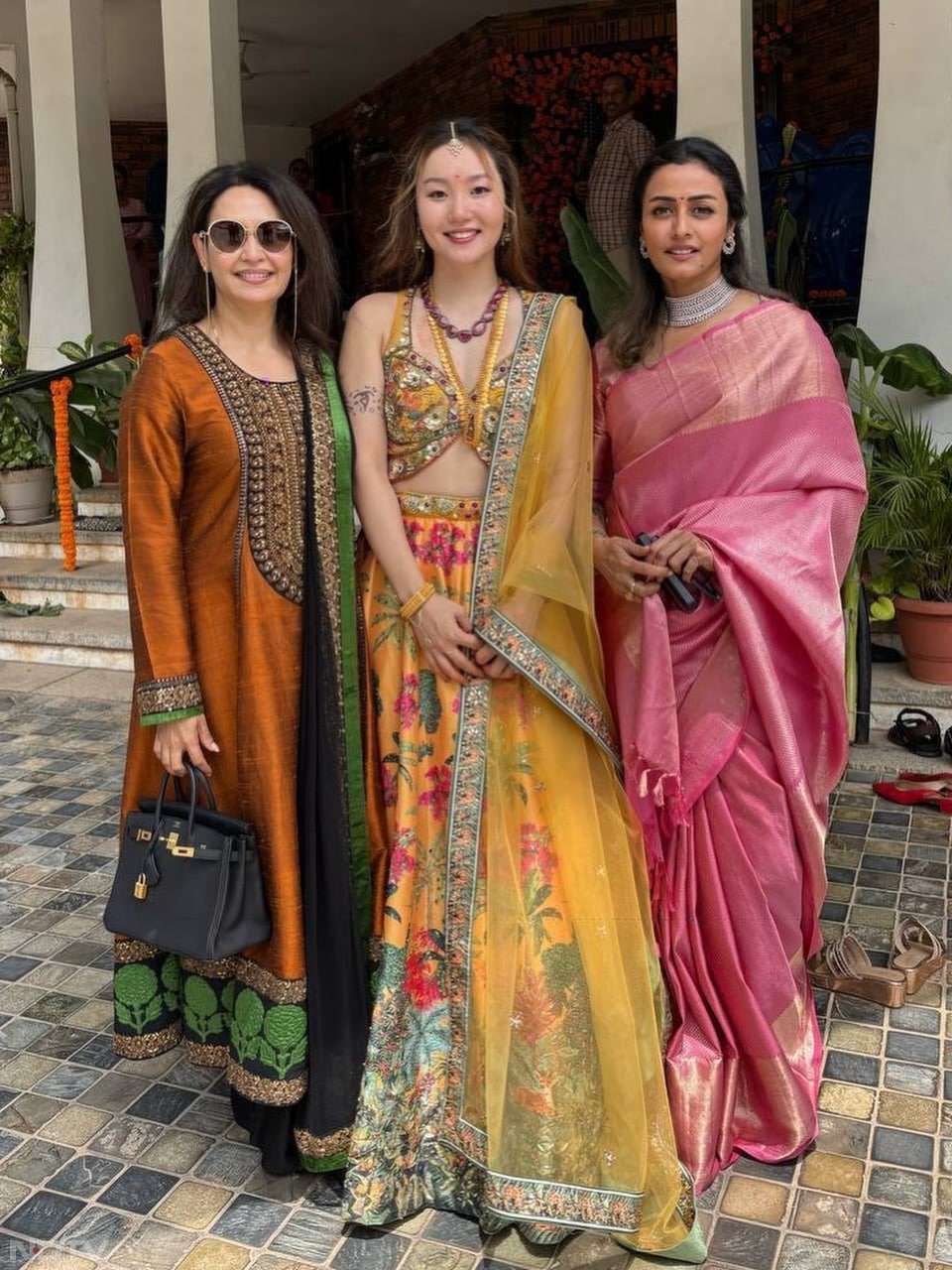 इस पोस्ट पर नम्रता शिरोड़कर की बहन शिल्पा शिरोड़कर ने हार्ट इमोजी के साथ लिखा, बेहद खूबसूरत. फैमिली को ढेर सारी बधाईं. इसके अलावा फैंस ने हार्ट इमोजी शेयर की हैं.