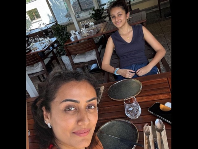 नम्रता शिरोड़कर ने दिखाया स्विट्जरलैंड, 10 तस्वीरों में देखें बेटी सितारा और परिवार संग वेकेशन की झलक