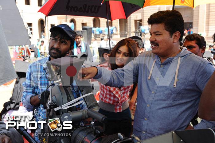 Director Shankar, who is known for his grand movies such as Sivaji and Enthiran, touches the heart with <i>Nanban</i>.