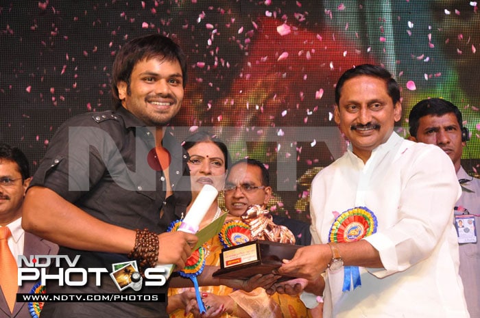 Manchu Manoj gets an award for his performance in the movie <i>Bindaaz</i>.