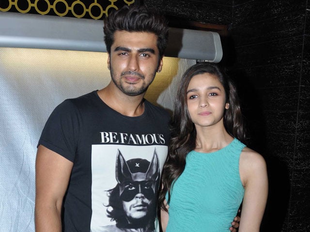 Photo : Sharing some love: Alia, Arjun meet fans